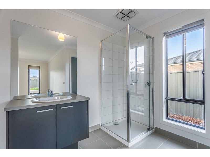 4 Bickley Street, Melton West VIC 3337