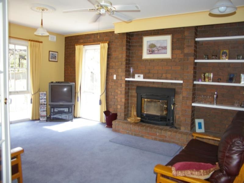 29 Cheniston Rd, Mount Macedon VIC 3441