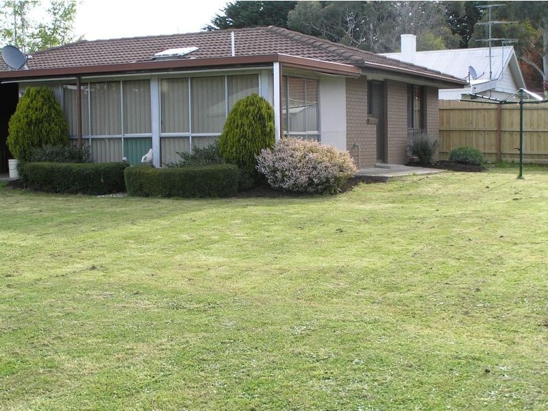 1  Earnshaw Street, Woodend VIC 3442