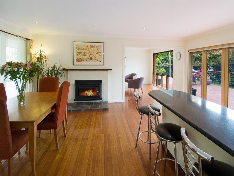 17 Brookes Crs, Macedon VIC 3440