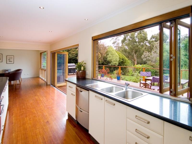 17 Brookes Crs, Macedon VIC 3440