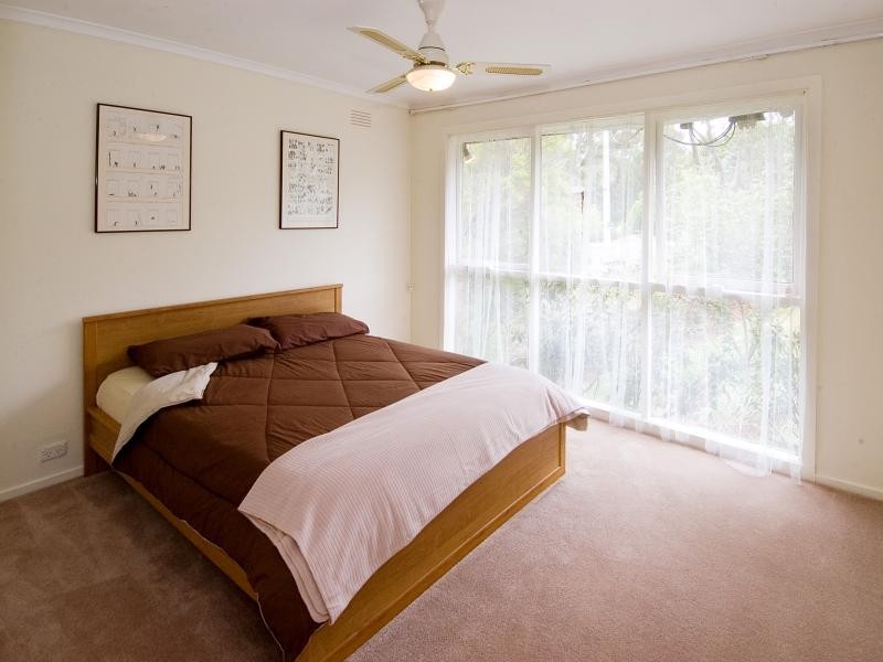 17 Brookes Crs, Macedon VIC 3440