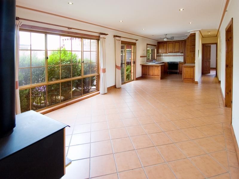 1 Carbine Crt, New Gisborne VIC 3438