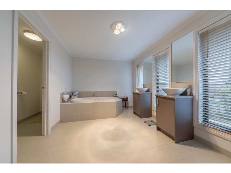 11-13 Brady Road, Gisborne VIC 3437