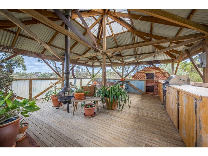 201 Paces Lane, Rowsley VIC 3340