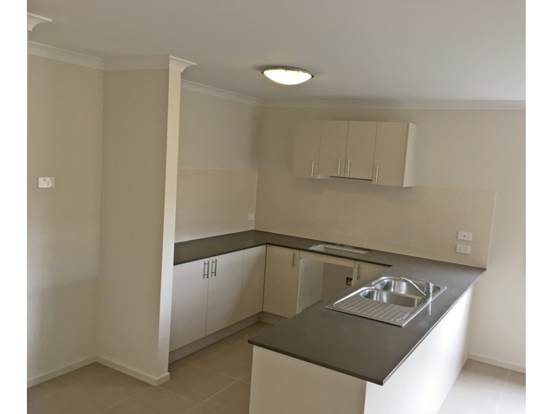 8 Hinkler Cres, Brookfield VIC 3338