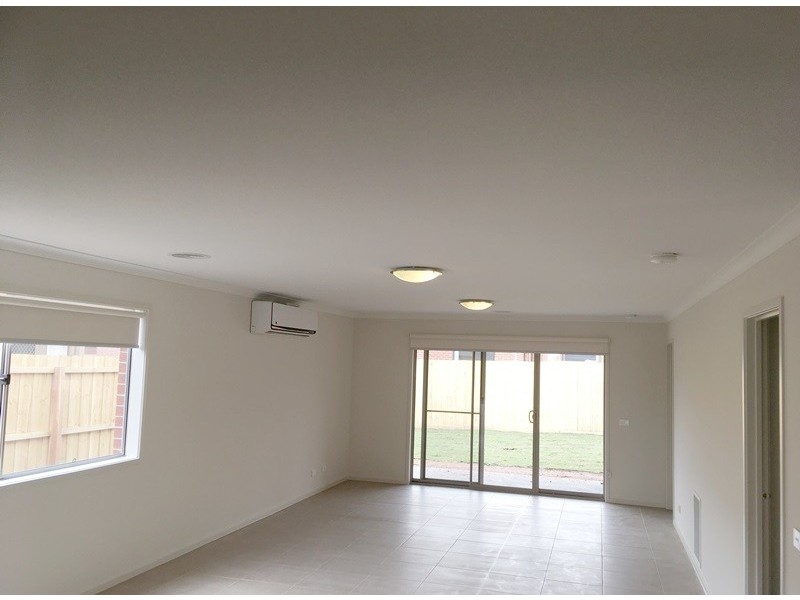 8 Hinkler Cres, Brookfield VIC 3338