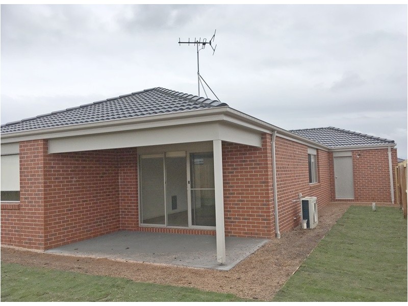 8 Hinkler Cres, Brookfield VIC 3338