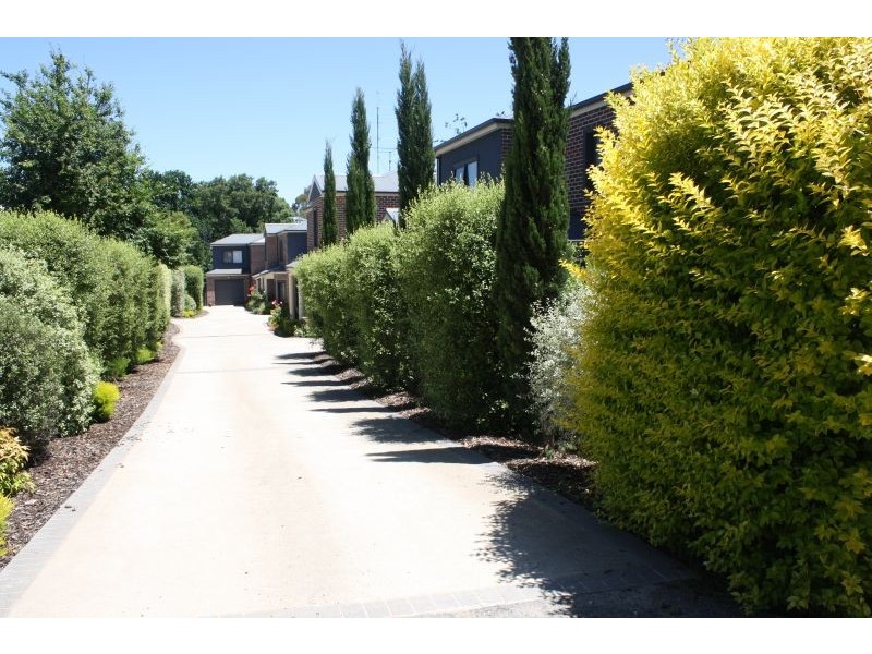 2/16  Calthorpe Street, Gisborne VIC 3437