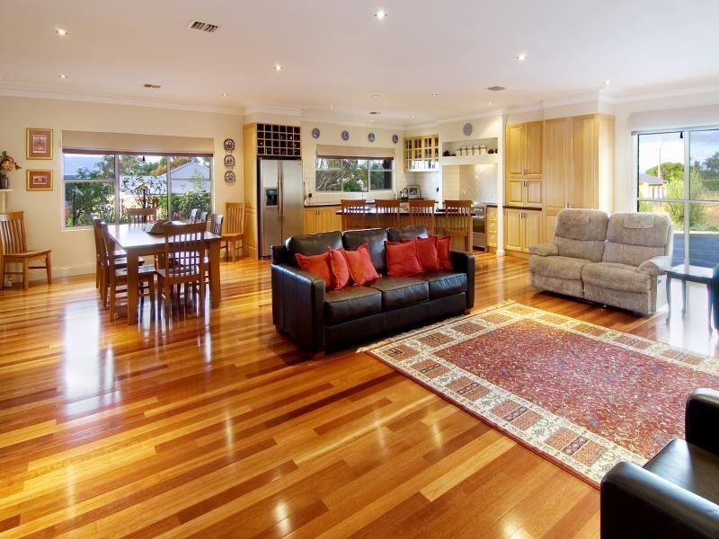 10 Kurung Crt East, Gisborne VIC 3437