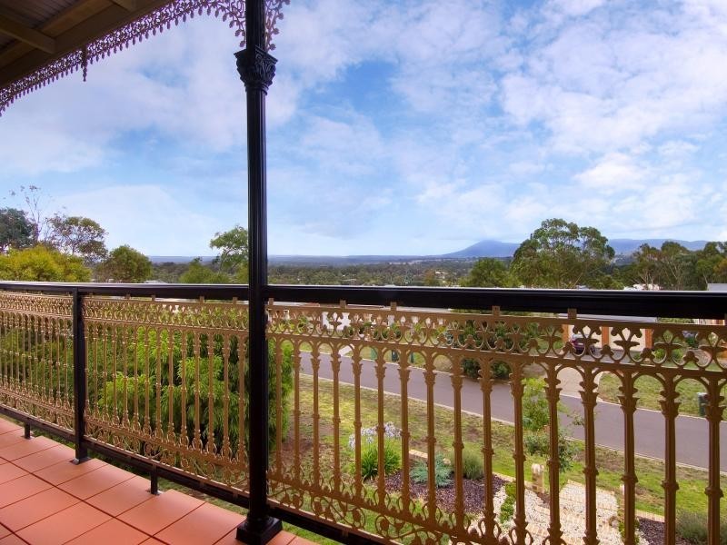 10 Kurung Crt East, Gisborne VIC 3437