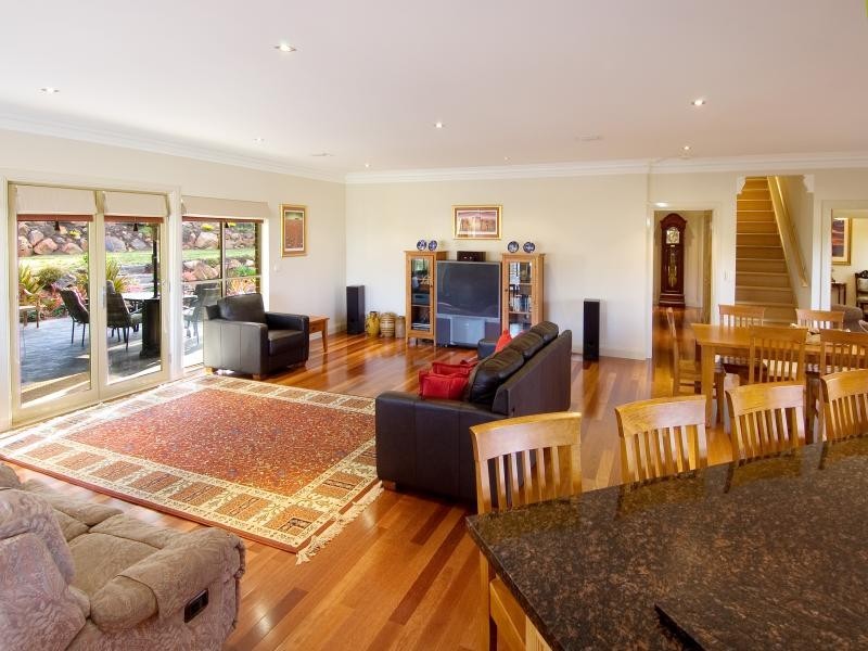 10 Kurung Crt East, Gisborne VIC 3437