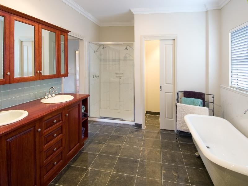 10 Kurung Crt East, Gisborne VIC 3437
