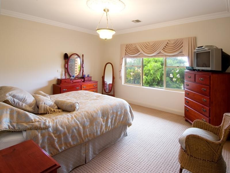 10 Kurung Crt East, Gisborne VIC 3437