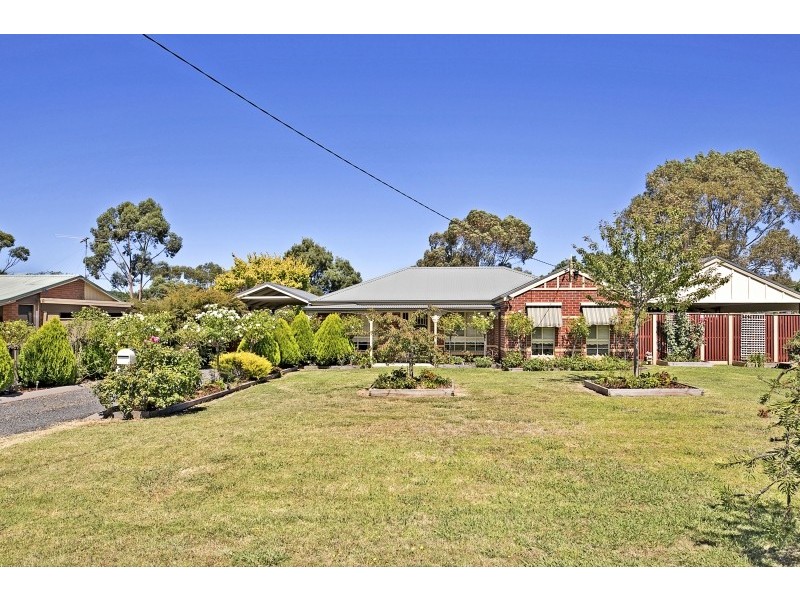60 White Avenue, Romsey VIC 3434