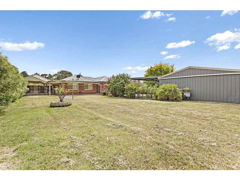 60 White Avenue, Romsey VIC 3434