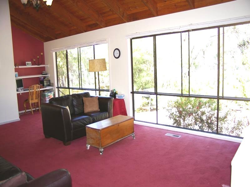 9 Scott St, Macedon VIC 3440