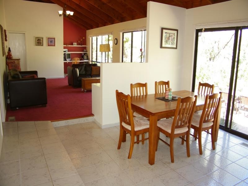 9 Scott St, Macedon VIC 3440