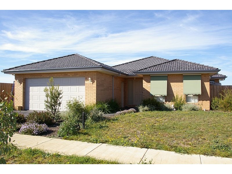 8 Black Avenue, Gisborne VIC 3437