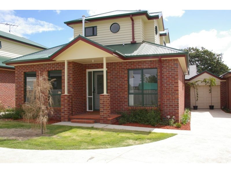 UNIT 3/8A HOWEY STREET, Gisborne VIC 3437