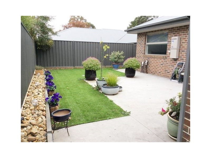 Unit 2/4 Ligar Street, Woodend VIC 3442