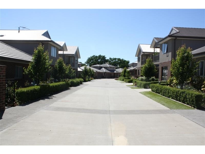 10/9  Rodney Street, Gisborne VIC 3437