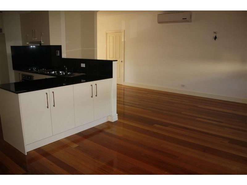 10/9  Rodney Street, Gisborne VIC 3437