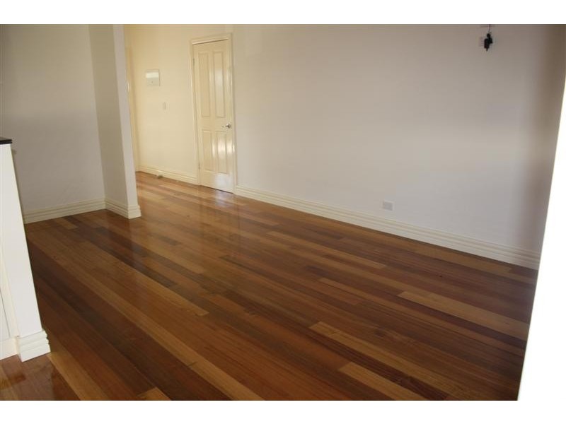 10/9  Rodney Street, Gisborne VIC 3437