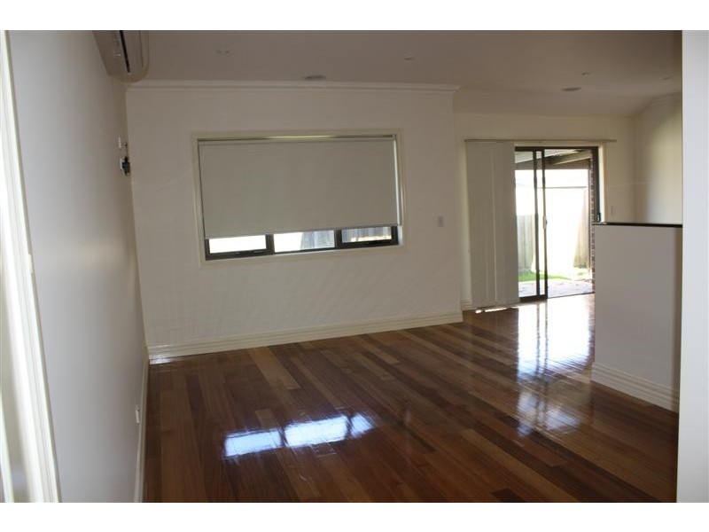 10/9  Rodney Street, Gisborne VIC 3437