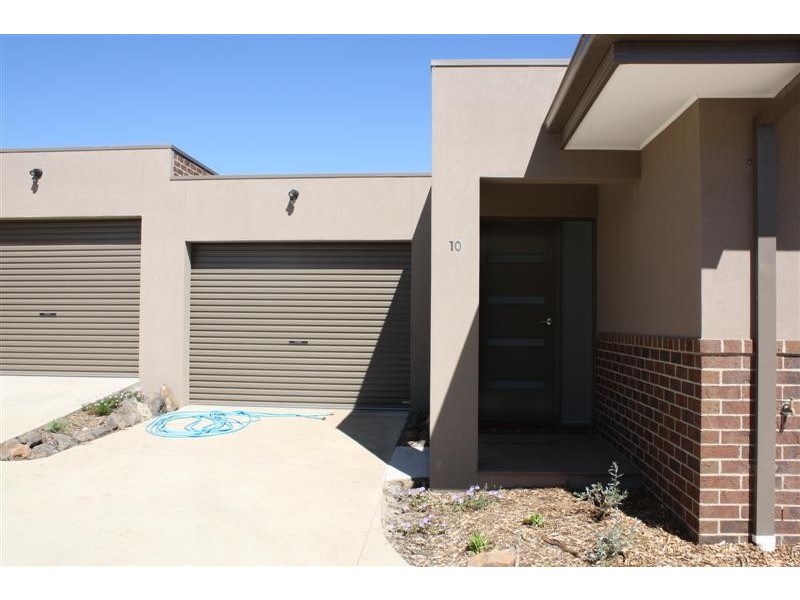 10/9  Rodney Street, Gisborne VIC 3437