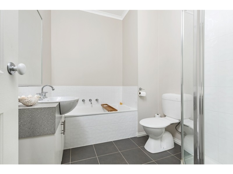 2/73 Aitken Street, Gisborne VIC 3437