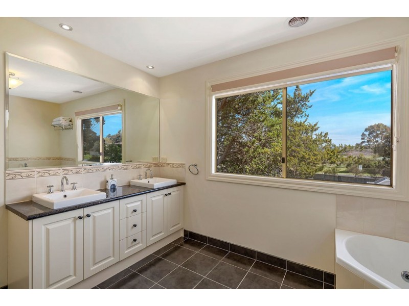 10 Olivia Court, Gisborne VIC 3437