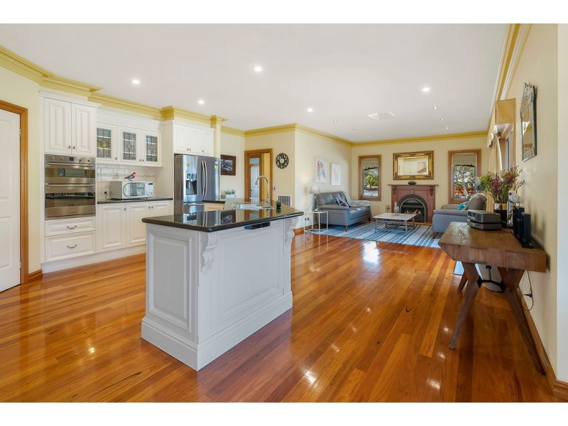 6 Glenton Court, Gisborne VIC 3437