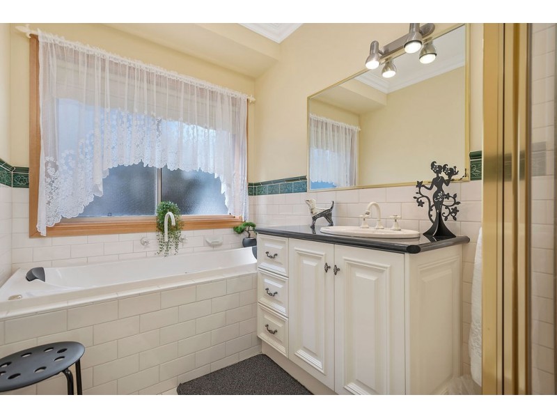 6 Glenton Court, Gisborne VIC 3437