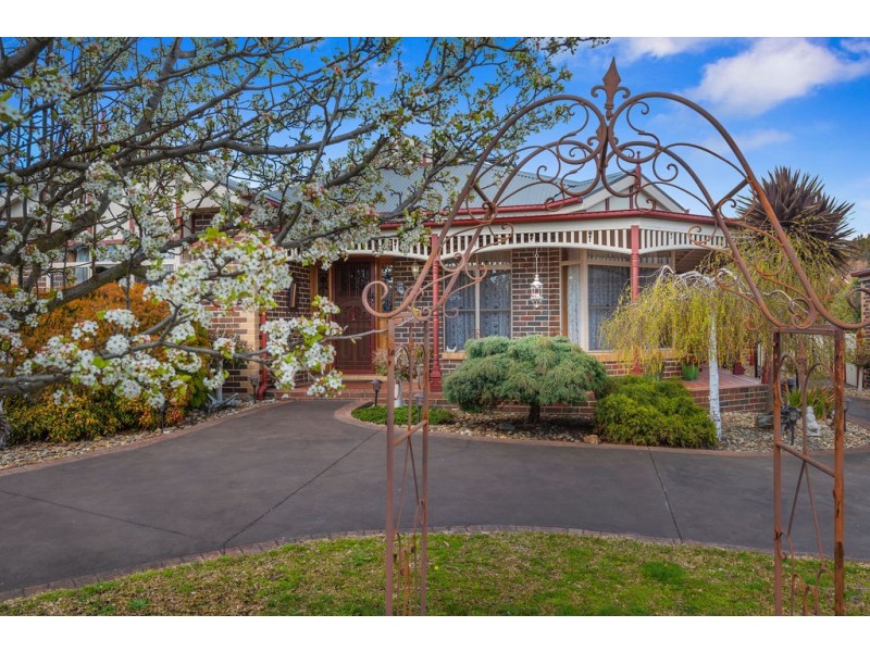 6 Glenton Court, Gisborne VIC 3437