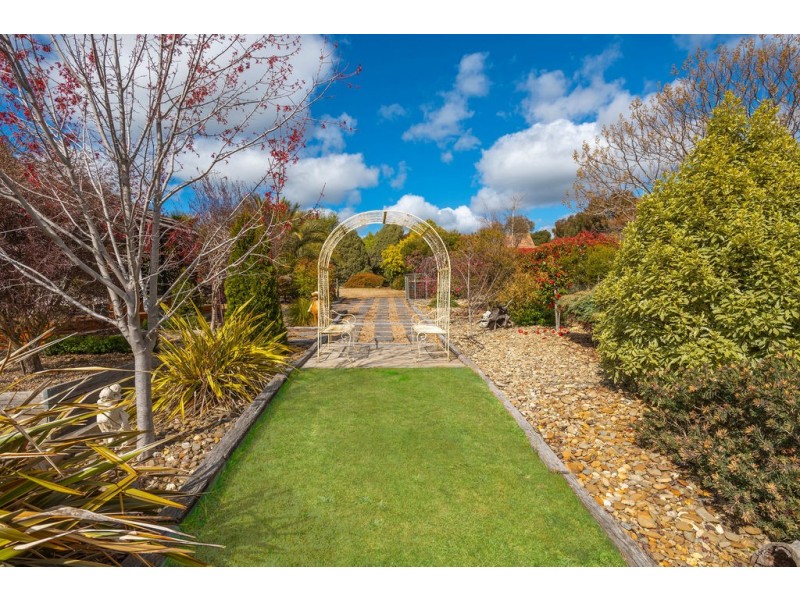 6 Glenton Court, Gisborne VIC 3437
