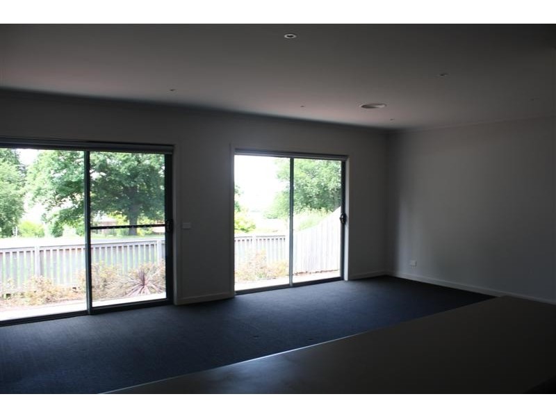 2/1-5 Rodney Street, Gisborne VIC 3437