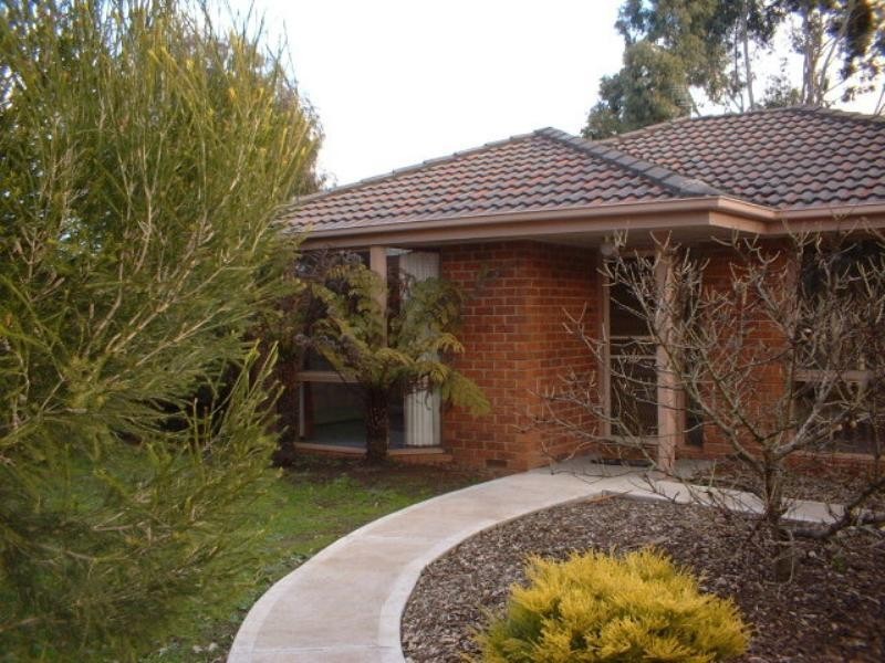 4  Pine Close, Woodend VIC 3442