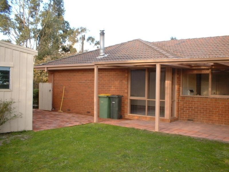 4  Pine Close, Woodend VIC 3442