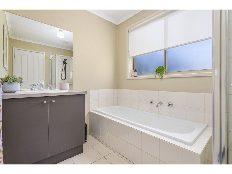 18 Mt. Vista Close, New Gisborne VIC 3438