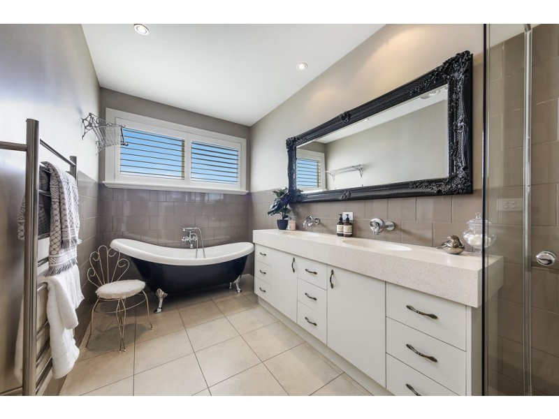 35 Ross Watt Road, Gisborne VIC 3437