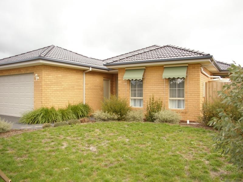 8 Black Avenue, Gisborne VIC 3437