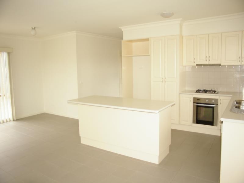 8 Black Avenue, Gisborne VIC 3437