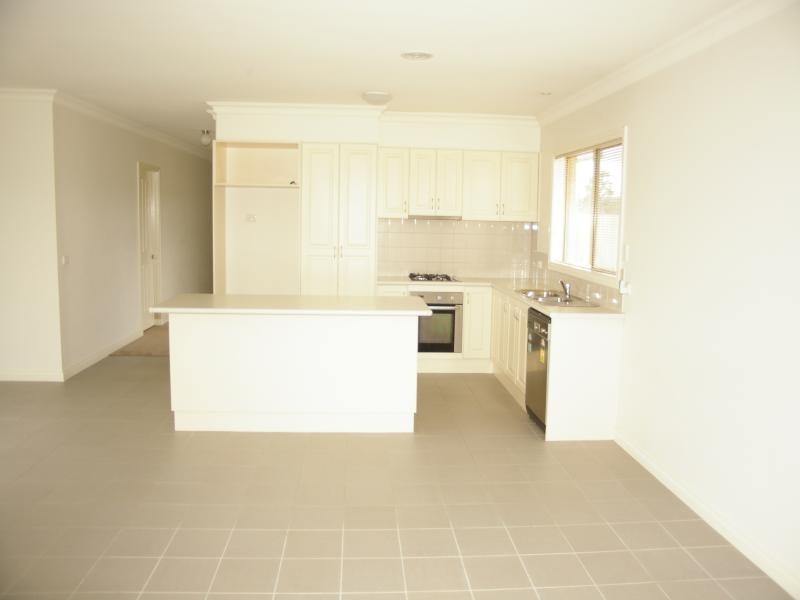 8 Black Avenue, Gisborne VIC 3437