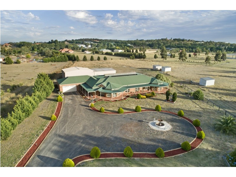 35 Sanctuary Rise, Mickleham VIC 3064