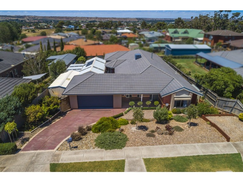 27 Carey Crescent, Bacchus Marsh VIC 3340