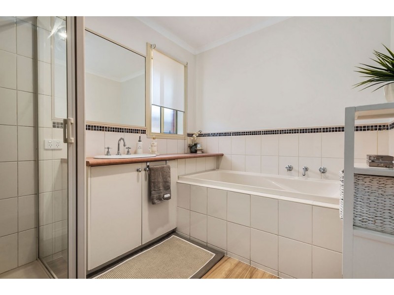 27 Carey Crescent, Bacchus Marsh VIC 3340