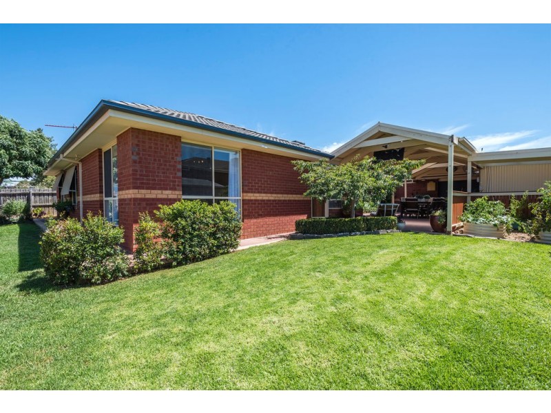 27 Carey Crescent, Bacchus Marsh VIC 3340