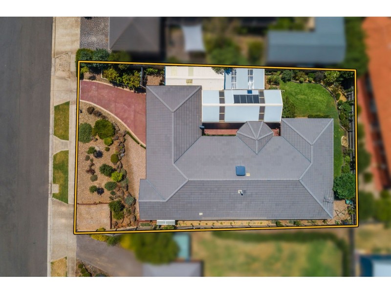 27 Carey Crescent, Bacchus Marsh VIC 3340