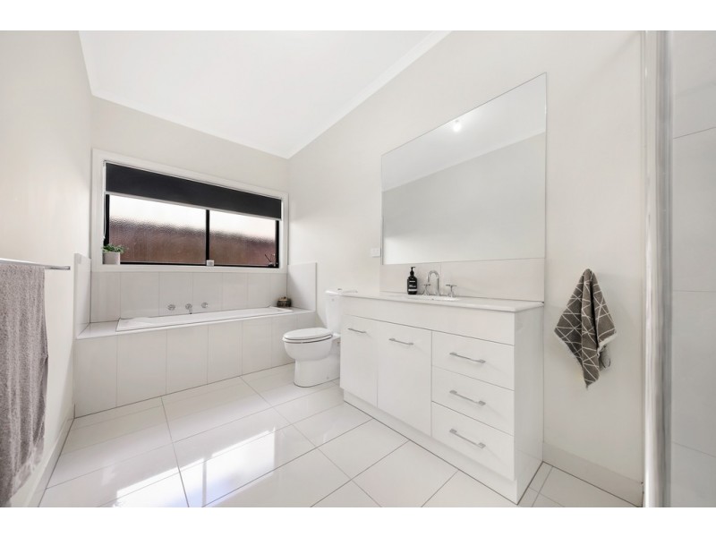 Unit 4, 92 Fersfield Road, Gisborne VIC 3437